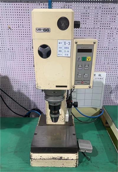 16、旋轉(zhuǎn)鉚接機.jpg